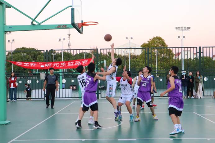 一群小孩正在踢足球低可信度描述已自动生成