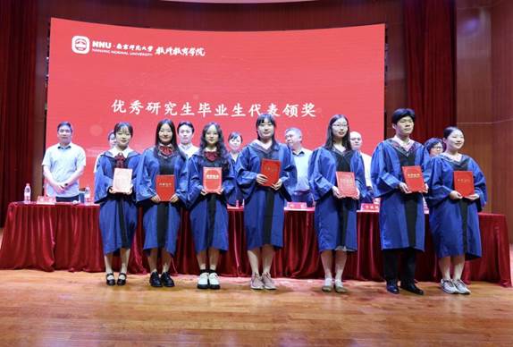 优秀毕业生领奖2