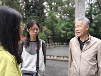 图19 李老师跟学生党员交流体会