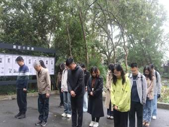 图15 师生在“晓庄革命烈士纪念碑”前进行默哀仪式