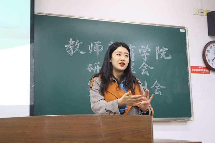 人拿着手机中度可信度描述已自动生成