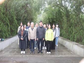 图13 师生党员向陶行知先生墓敬献花篮(2)