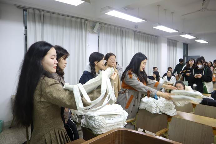 图片包含 室内, 天花板, 人, 女人描述已自动生成