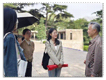 图5 学生党员聆听李老师的讲解