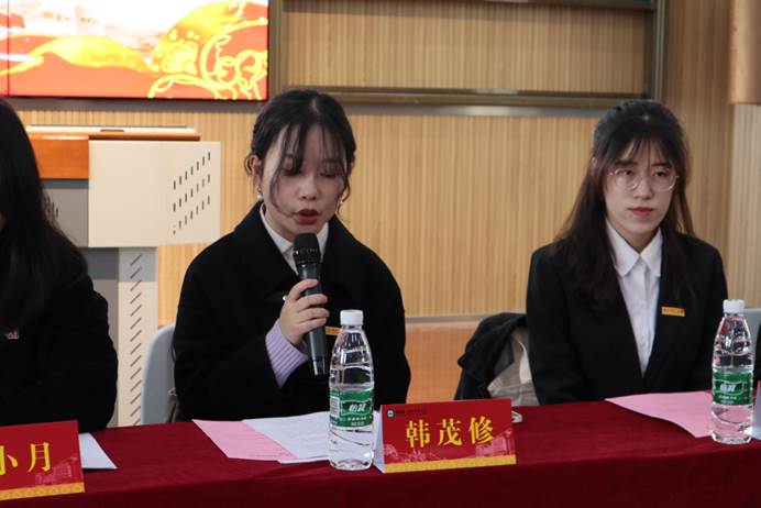 男人和女人在桌子边低可信度描述已自动生成