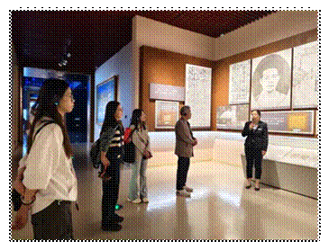 图9 全体党员聆听讲解