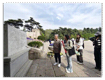 图3 全体党员参观学习中