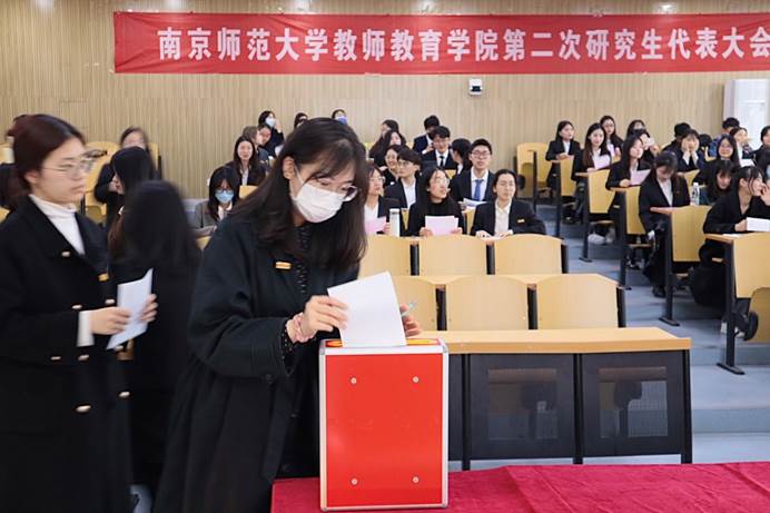 会议室里的人们描述已自动生成