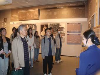 图6 师生党员参观学习（4）