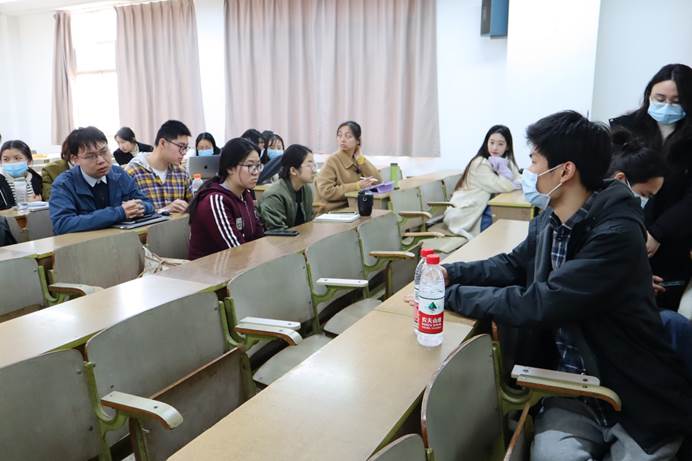 会议室里的人们描述已自动生成