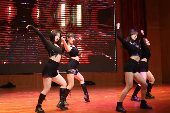 男人和女人在跳舞中度可信度描述已自动生成