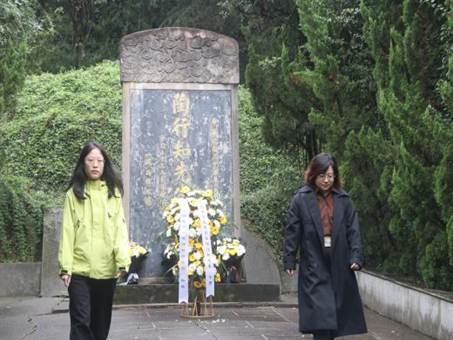 图12 师生党员向陶行知先生幕敬献花篮(1)