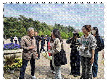 图4 李老师讲解英烈故事及个人经历