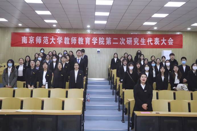 会议室里的人们描述已自动生成