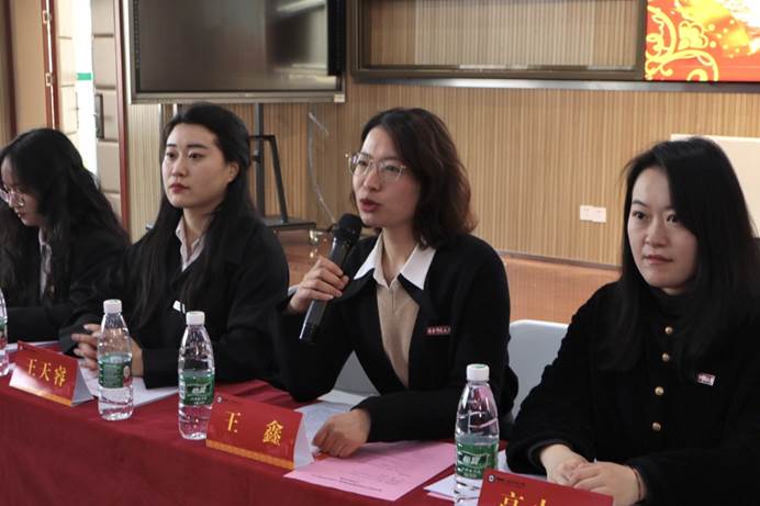 一群男人和女人在桌子前喝饮料描述已自动生成