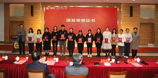 李宝国、周燕为支教团第一批同学颁奖